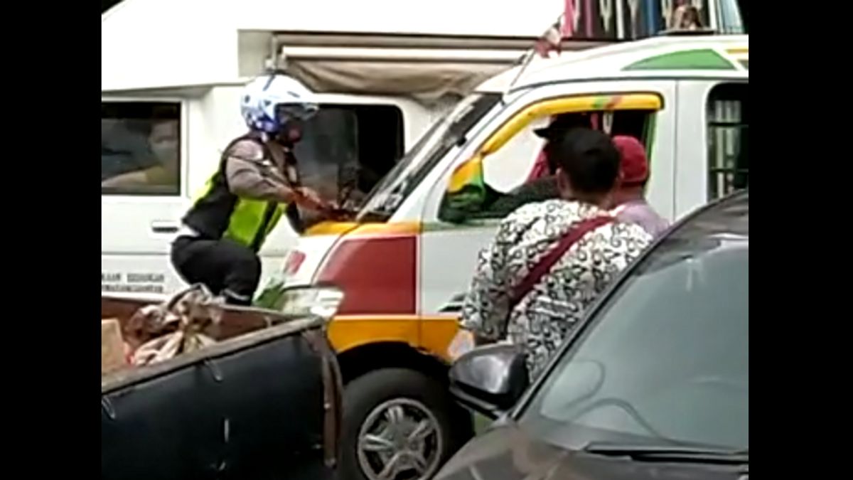 الفيروسية Angkot سائق تعطل في الشرطة 'هل تريد اعتقالي'، ثم يعتذر