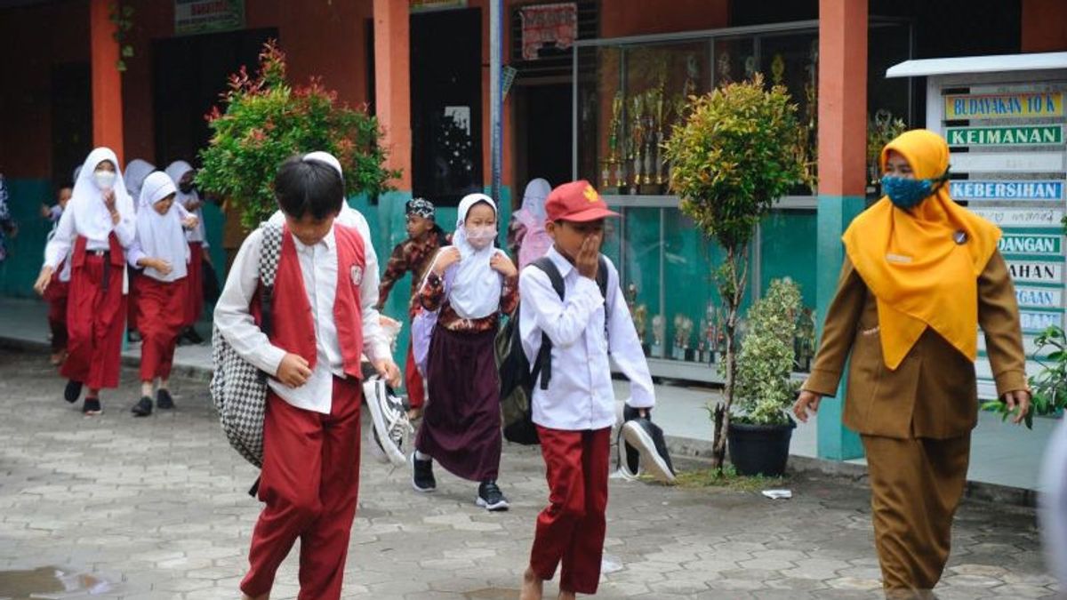 Students Of SDN Kepuh Cilegon Returned Early Because Of The Strong Smell Of Factory Chemical Gas, 3 People Were Taken To The Hospital