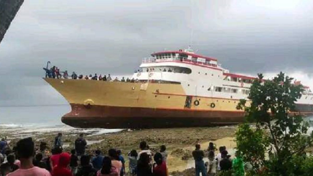 The Big Ship, Glory Marry, Which Ran Aground In Talaud, North Sulawesi, Has Not Been Successfully Pulled Into The Sea