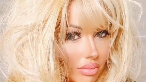 Mirip Banget, Model Ini Rias Wajahnya Seperti Pamela Anderson