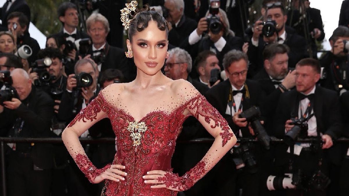 Detail Aksesori dan Kebaya Cinta Laura Kiehl di Red Carpet Cannes 2025