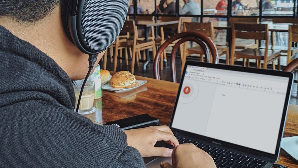 Here's How To Use The Voice Typing Feature In Google Docs