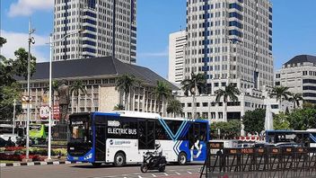 Transjakarta demande pardon à un aveugle coincé dans le Got près de la gare de la Cour suprême