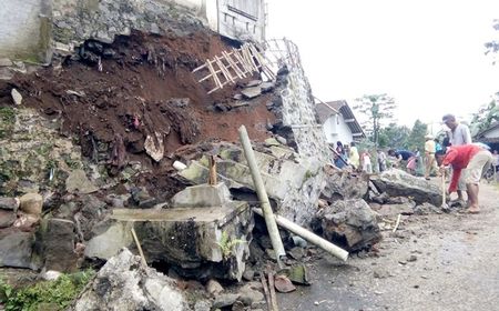 Talut 4 Meter Timpa Pekerja Drainase Jalan di Banyumas, Korban Luka Memar di Kaki