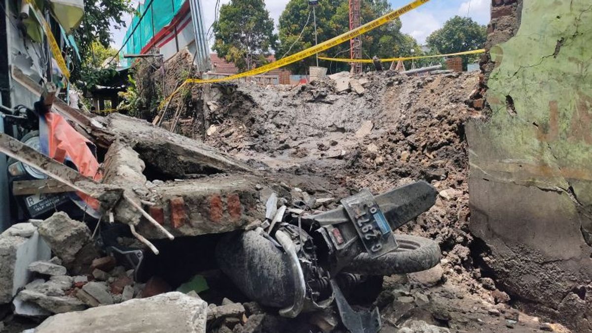 Tembok SMPN 130 Palmerah Roboh, Akses Warga Tertutup