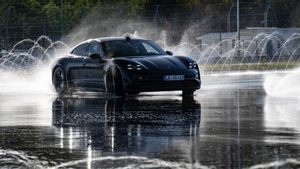 Mobil Listrik Porsche Taycan Catatkan Rekor Dunia <i>Drifting</i> Terpanjang