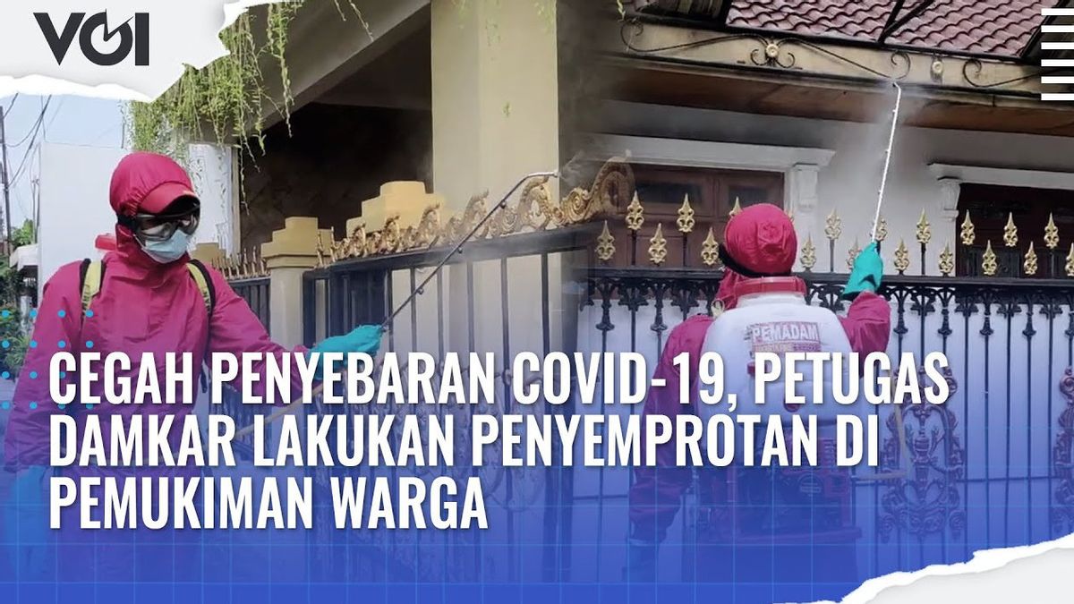 VIDEO: Sebanyak 19 Warga Terpapar COVID-19, Petugas Damkar Lakukan Penyemprotan Disinfektan di Pemukiman