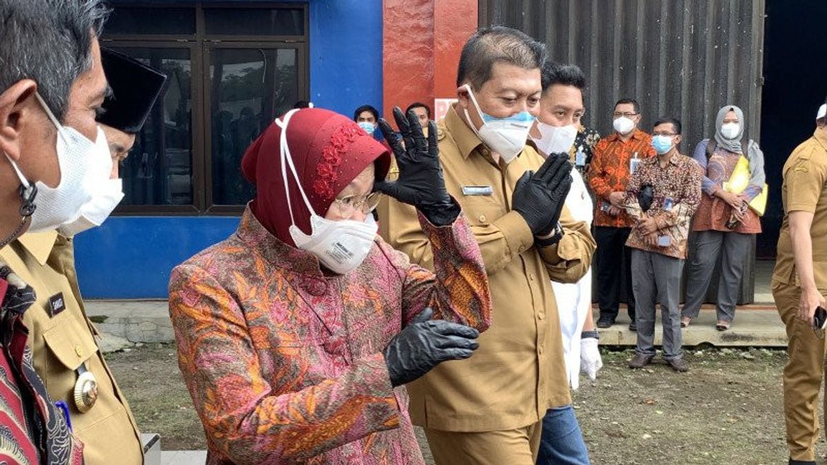 Bor COVID Patients à Malang Touche 90 Pour Cent, Mensos Risma Mouvement Rapide Donner De L’aide 10 Tentes D’urgence