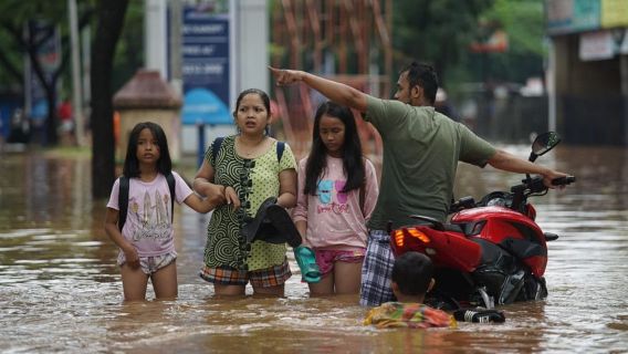 Floods In Jakarta Recede, Refugees Return Home