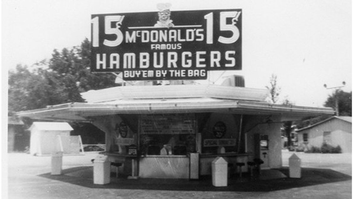 كيف أحدثت ماكدونالدز ثورة في مطاعم الوجبات السريعة الحديثة
