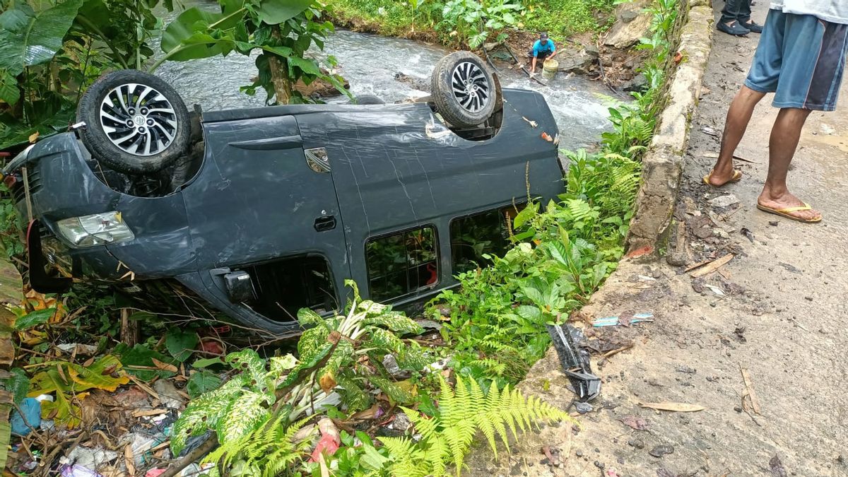 MTsN 2潘德格朗的两名学生在他乘坐的Angkot汽车掉入河中后DIEd