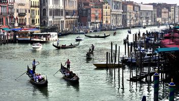 意大利威尼斯运河的水退去，缆车到水上出租车无法运行
