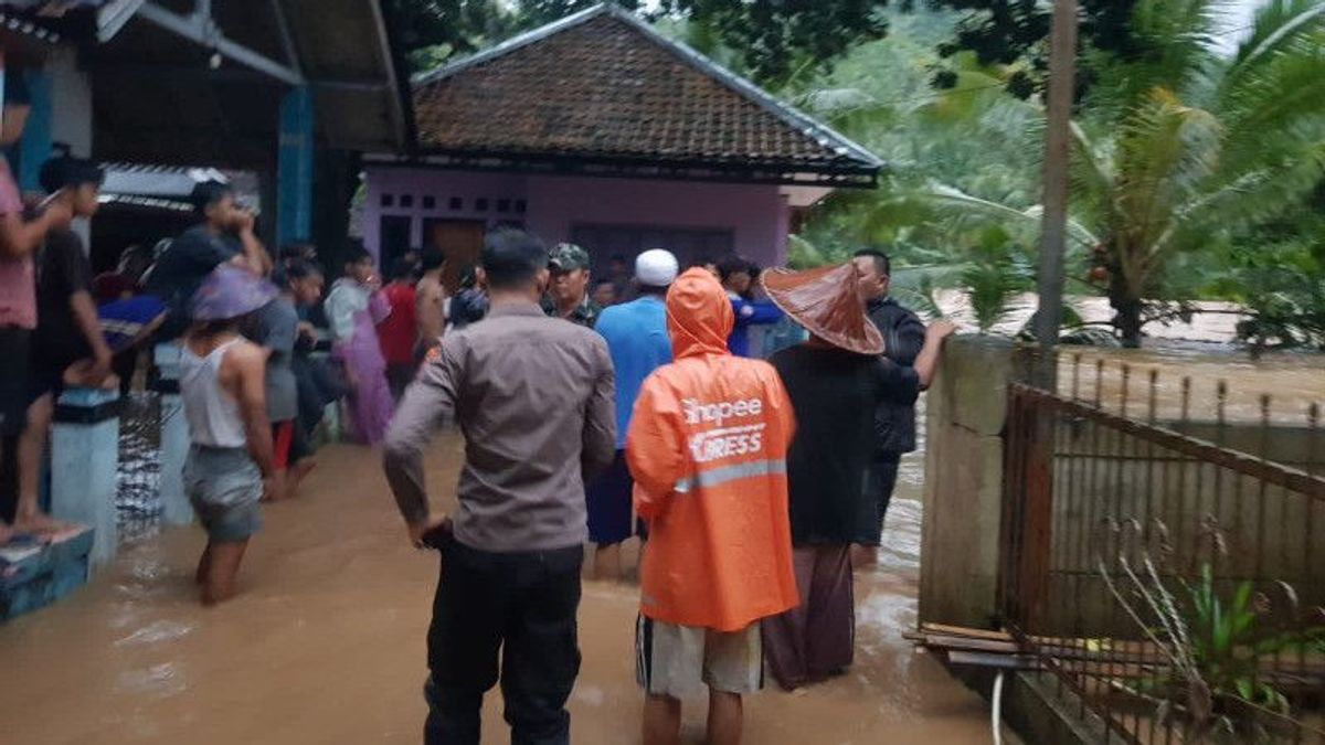 1 Meter Flood Submerges Residents' Houses In Lebak Banten, Due To 2 Rivers Overflow