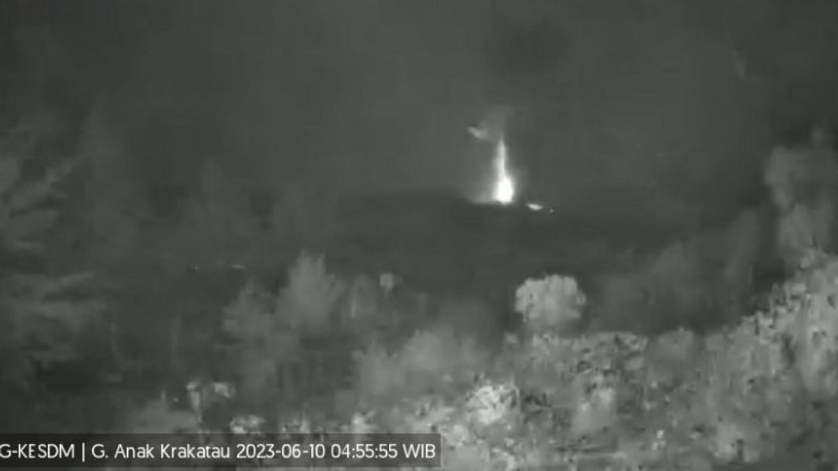 Waspada, Gunung Anak Krakatau Erupsi Setinggi 2.000 Meter