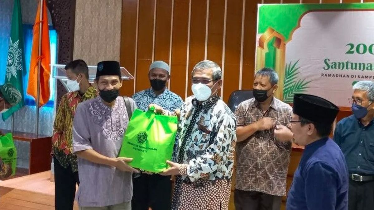 Berita Yogyakarta: UAD Yogyakarta Menyalurkan Paket Santunan Untuk Dhuafa dan Beras