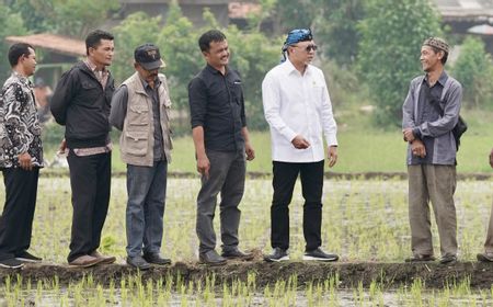 Menko Pangan Zulhas Dicurhati Petani Jabar: Irigasi Rusak Sejak Lama