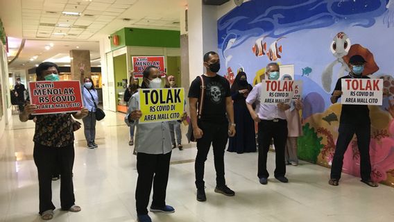 Pedagang Demo Tolak RS COVID-19 di Area Mal Cito Surabaya