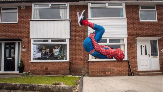 Pelatih Bela Diri Menjadi Spiderman dan Hibur Anak-Anak di Tengah <i>Lockdown</i> Inggris