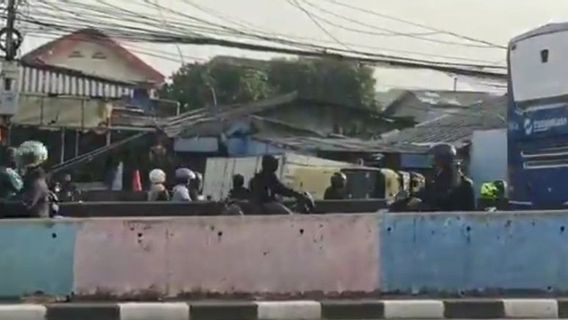 Loss Of Control, Truck Overturned On Pesing Flyover