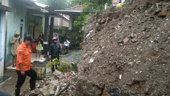 Outre les inondations, de fortes pluies dans le sud de Tangerang ont également détruit 6 maisons