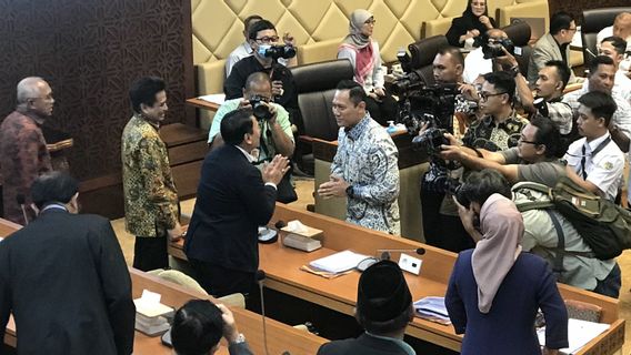 Momen AHY Rapat Perdana di DPR, Didampingi Ibas, Salami Mardani