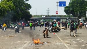 Bara Api di Depan Mako Brimob Kwitang, Rakyat Tersulut Atas Tindakan Represif Aparat