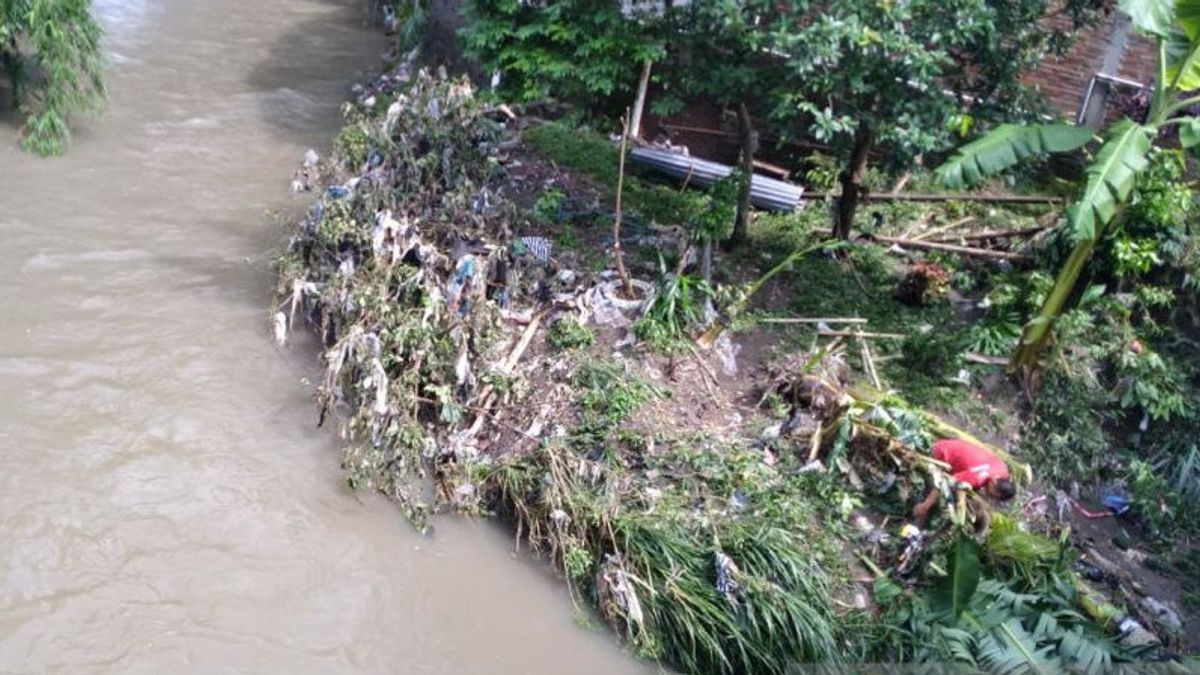 Sungai Meluap Rendam Rumah Warga Akibat Banjir Kiriman, Wali Kota Gibran Janji Cari Solusi