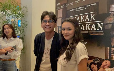 Chicco Kurniawan Tegang Gendong Bayi Baru Lahir di Film 1 Kakak 7 Ponakan