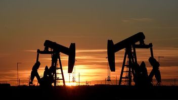 النفط يتراجع في الجلسة الآسيوية وإغلاق الصين يضغط على توقعات الطلب