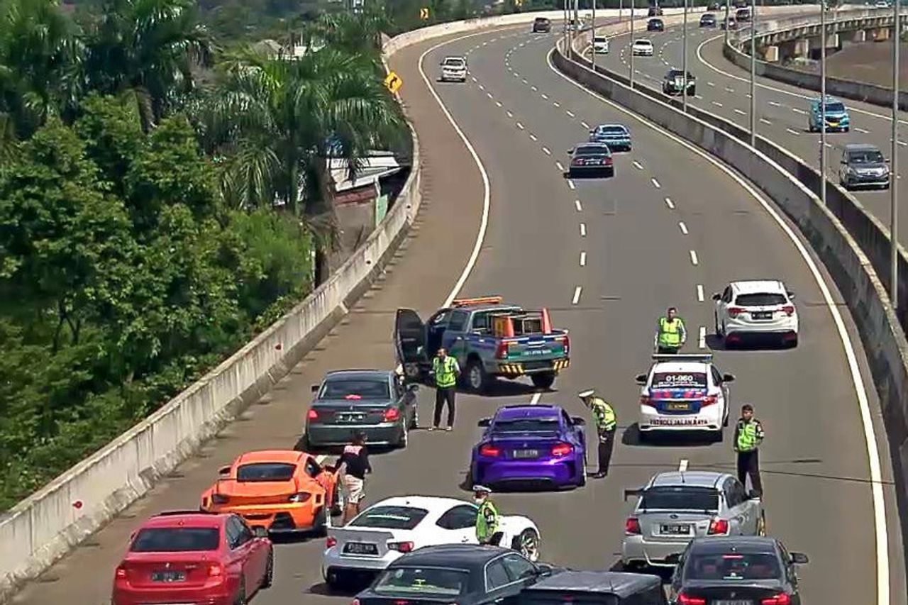 ビキンがアダラ有料道路を詰まらせたコンテンツのための高級車の船団は、行動したが、チケットを発行しなかった