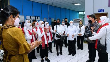 Iriana Jokowi女士和Wury Estu Kompak女士在Tangerang审查宫颈癌早期检测服务