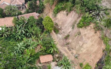 BPBD Jabar Kirim Tim dan Bantuan Tangani Banjir Karawang dan Longsor Purwakarta