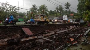 巴厘岛的恶劣天气,洪水和山体滑坡 兰达 卡朗阿塞姆