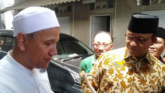 Anies Baswedan Terima Kenang-kenangan Tongkat Tanduk Rusa saat Temui Habib Novel