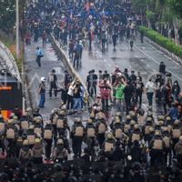 暴徒骚乱破坏公共设施,Transjakarta Senen巴士站被烧毁