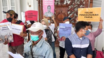 ジャカルタ住民闘争連合がSP 1をアニスに愛し、DKI市役所で「約束ではない証明が必要」という横断幕を掲げる