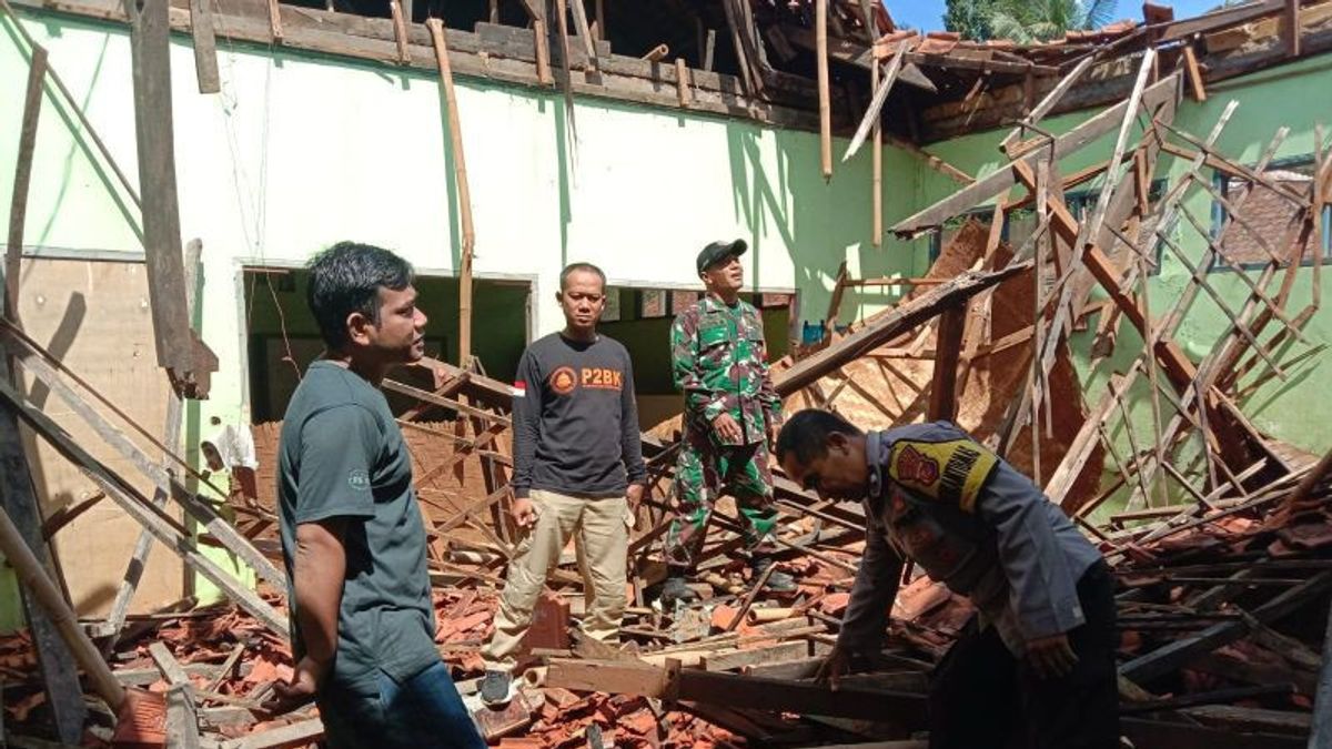 2 Classrooms Of SDN Tangkil In Sukabumi Collapsed By Strong Winds