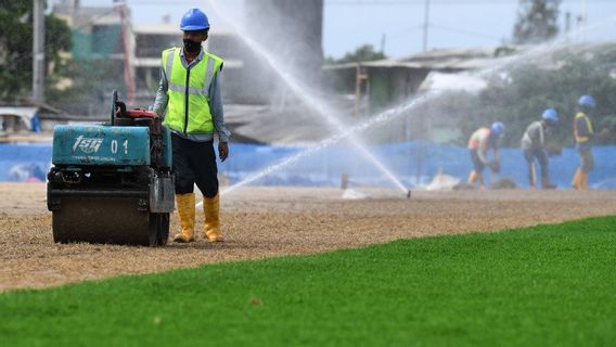 Anies Sindir polémique de la herbe JIS lors de la promesse de revitalisation du stade de Sumatra occidental