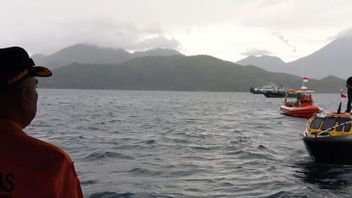 ضرب من الأمواج العالية ، قارب سريع يموت المحرك في مياه شمال مالوكو