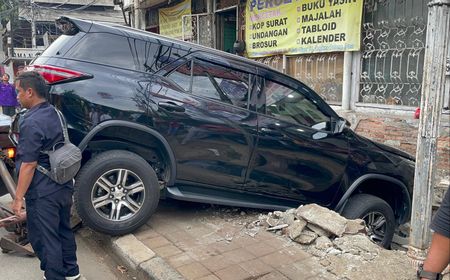 Parkir Sembarangan, Mobil Dinas Pelat Merah di Matraman Terperosok ke Saluran Air