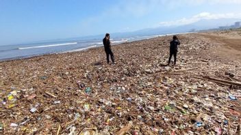 Tumpukan Sampah di Pantai Talanca Sukabumi Diperkirakan Capai 200 Ton