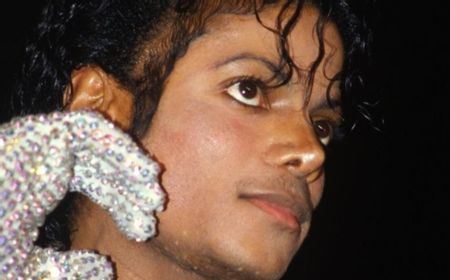 Sarung Tangan Ikonik Michael Jackson Terjual di Atas 85 Ribu Poundsterling