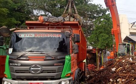 Jakarta Dapat Kiriman Sampah di Pintu Air Manggarai: Ada Kasur Hingga Lemari Pakaian