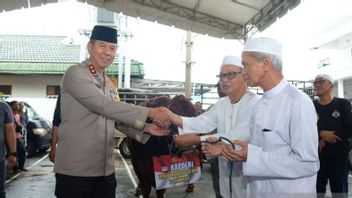 The National Police Chief Donates Limosine Cows For The 19th Haul Of Teachers Together