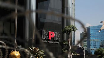 قدم عدد من رئيس المكتب في لانغكات ريجنسي وثائق المشروع إلى محققي KPK