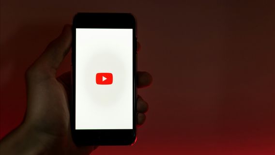 親が注意する必要があるYouTubeショーツを見る子供の危険性