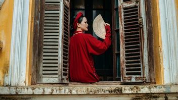 احتفل بالسنة الصينية الجديدة، كونتيك 4 إلهام لاستخدام ملابس كل الأحمر من قبل مصمم