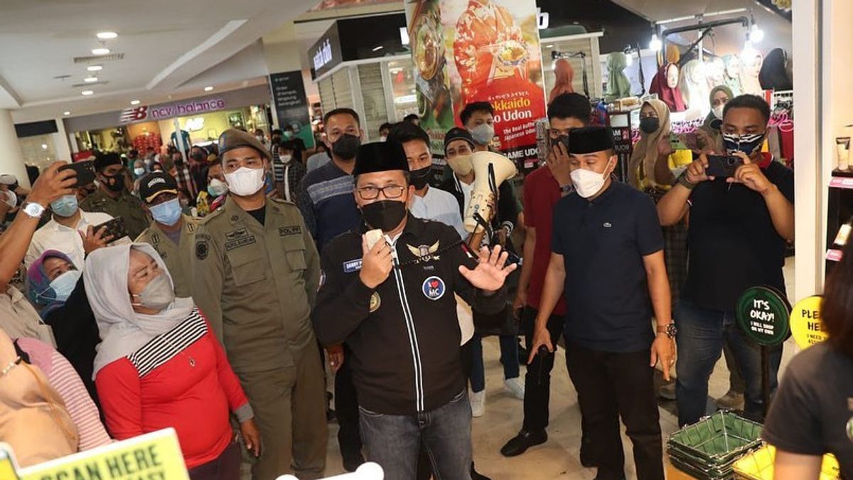 Bring Toa, Danny Pomanto Sidak Panakukkang Mall, Threaten To Close When Violating Prokes