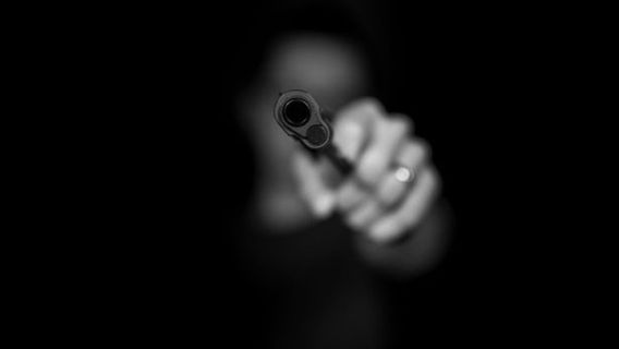  バニュワンギでジャランを見ながら銃を持った男の循環ビデオ、警察が捜索した加害者