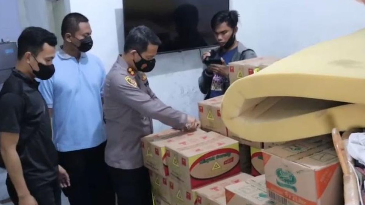 Caught, Husband And Wife In Serang City Hoard 9,600 Liters Of Cooking Oil In Various Packages